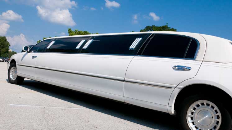 En lang klassisk hvid limousine